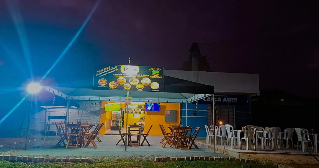 Fachada e mesas do Ray's à noite