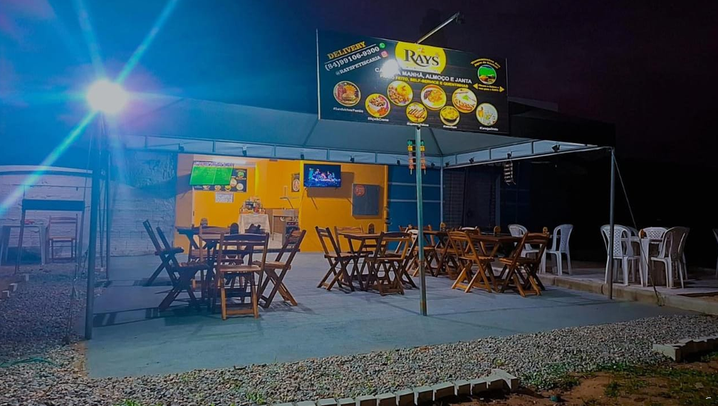 Área externa do Ray's à noite