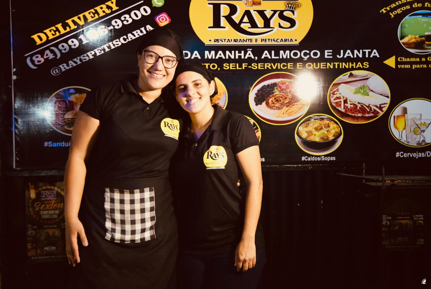 Parte da equipe Ray's em frente ao restaurante