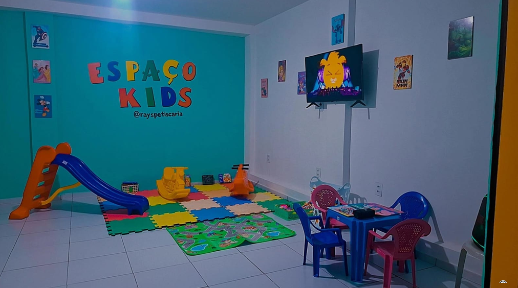 Espaço Kids do Ray's com brinquedos e escorregador